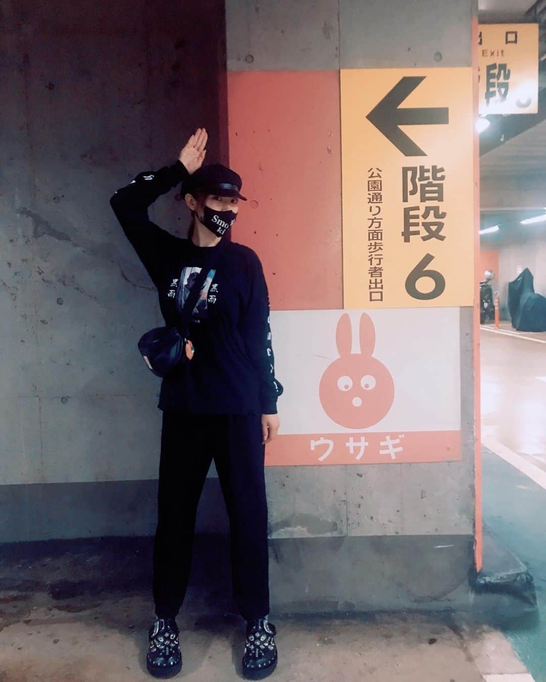 のインスタグラム：「あなたの光の影で居たい。  #ミッドナイトスワン #映画#movie#渋谷#渋谷東宝シネマ  #映画館#midnightswan  #内田英治 #監督　#内田英治監督  #草彅剛　さん　#服部樹咲　さん #吉村界人　さん　#田中俊介　さん #真田怜臣　さん　#上野鈴華　さん #佐藤江梨子　さん　#平山祐介　さん #根岸季衣　さん　#水川あさみ  さん #田口トモロヲ さん #真飛聖　さん #遠山雄　さん #バレエ　#ballet  #駐車場　 #黒コーデ　#black #codinate」