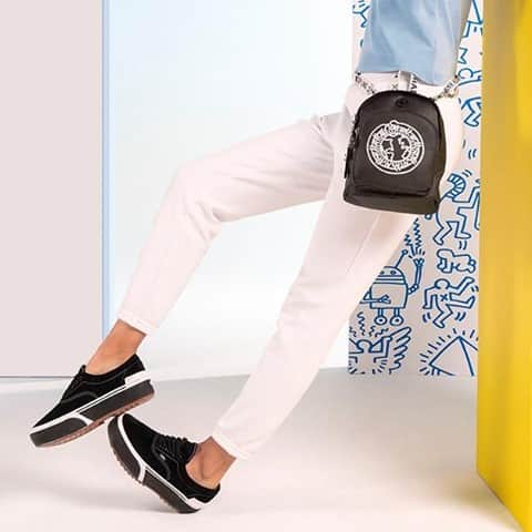 のインスタグラム：「In search of versatility? Meet our Delia Compact- a small convertible backpack that can also be worn as a crossbody or waist pack. #LiveLight #KiplingxKeithHaring #PopArt #Kipling #KeithHaring」