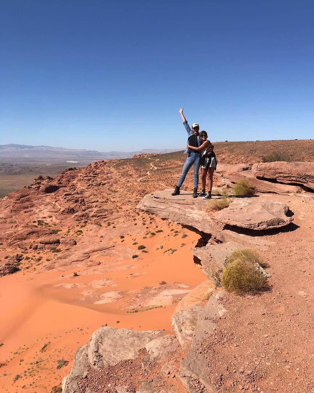 のインスタグラム：「Do something that makes you happy today! Life is short & currently very confusing, follow your heart to joy.  It’s now or never 💥  Memorable day! My @utvtours instructor Randall guiding me up a 90 degree rock. He’s in the red, I’m in the white...Now that’s my idea of a happy day ☺️👊🏽  #rachelroy  #utvlife」