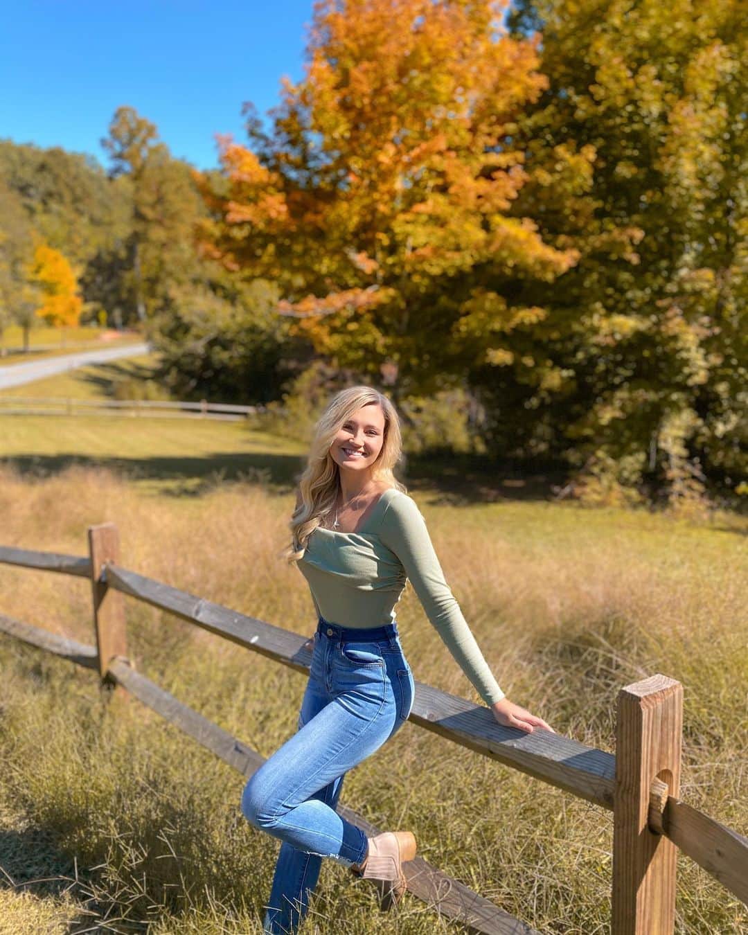 サシャ・カリスさんのインスタグラム写真 - (サシャ・カリスInstagram)「It’s feeling like fall 🍂」10月7日 23時27分 - _bahamasgirl_
