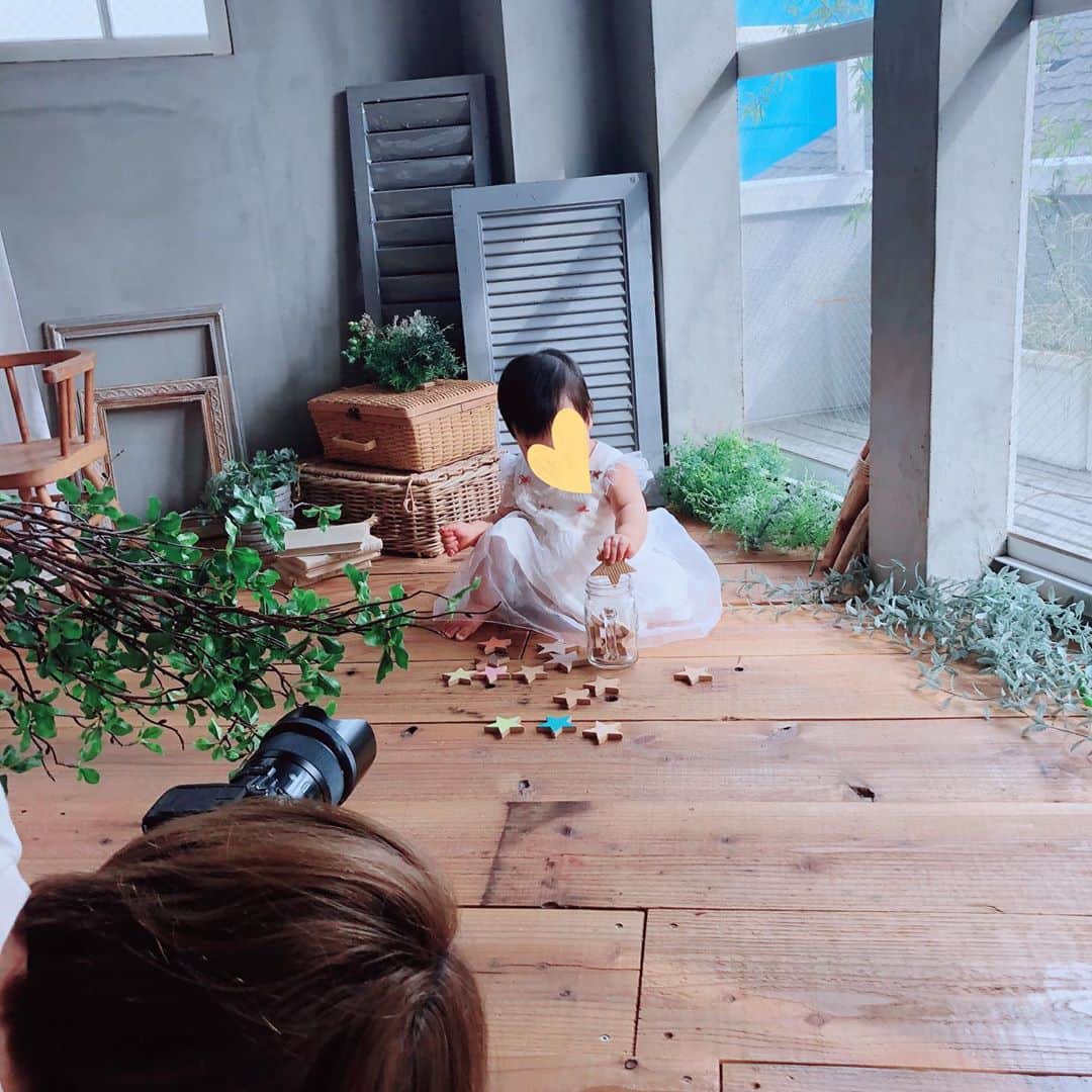 のインスタグラム：「. 娘の誕生日当日は記念に 1歳の撮影をしました🎂💖 . 両家も集まりみんなで 念願の集合写真も撮れたので 嬉しかったです☺️✨✨ . 実は第二希望のスタジオだったのですが、 第一希望のスタジオは誕生日当日は 予約がいっぱいで(土曜だったのもあり) こちらを利用したのですが カメラマンのお姉さんがあやすのが上手で 娘もだんだん笑顔になって カメラマンさんに"どうぞ"をしたり、 色んな素敵なパターンで撮影してくださったので こちらにして本当に良かったです🥰 . ストーリーズにも書いたのですが、 私は誕生日の準備がのんびりで３日前くらいから 飾り付けなどの準備をし始め笑、 (インスタを見てあれをやりたいな これをやりたいな♫という妄想は たくさんしていました笑 選び取りカード、一升パンの手配は 2週間はど前から手配しました🍞) 撮影のスタジオの予約は流石に早めにするかと思い 3週間前から探したのですがいっぱいで😱💦 平日は空いてるところも多いけど 土日はやはり人気のようで、 これからは2ヶ月前から予約して ちゃんと計画して準備しようと思いました🤔💨 . アルバムは注文するつもりはなかったのですが、 等身大のアルバムというのがあり そんな素敵なものがあるなんて知らなくて 夫婦で興奮して注文してしまいました😂 1歳の初めての記念だから プライスレスということで👍🍀✨ 出来上がりが楽しみです☺️🌸 . #1歳誕生日 #初めの誕生日 #誕生日 #生後1歳 #生後12ヶ月 #記念撮影 #❤️ #親バカ部 #感謝 #ファーストバースデー #赤ちゃん #赤ちゃんのいる暮らし #1歳 #生後365日 #令和元年ベビー #10月生まれ #one #love #happy #baby #hbd #anniversary #instagood #birthday #family #1stbirthday #babygirl #tokyo #japan #加藤雅美」