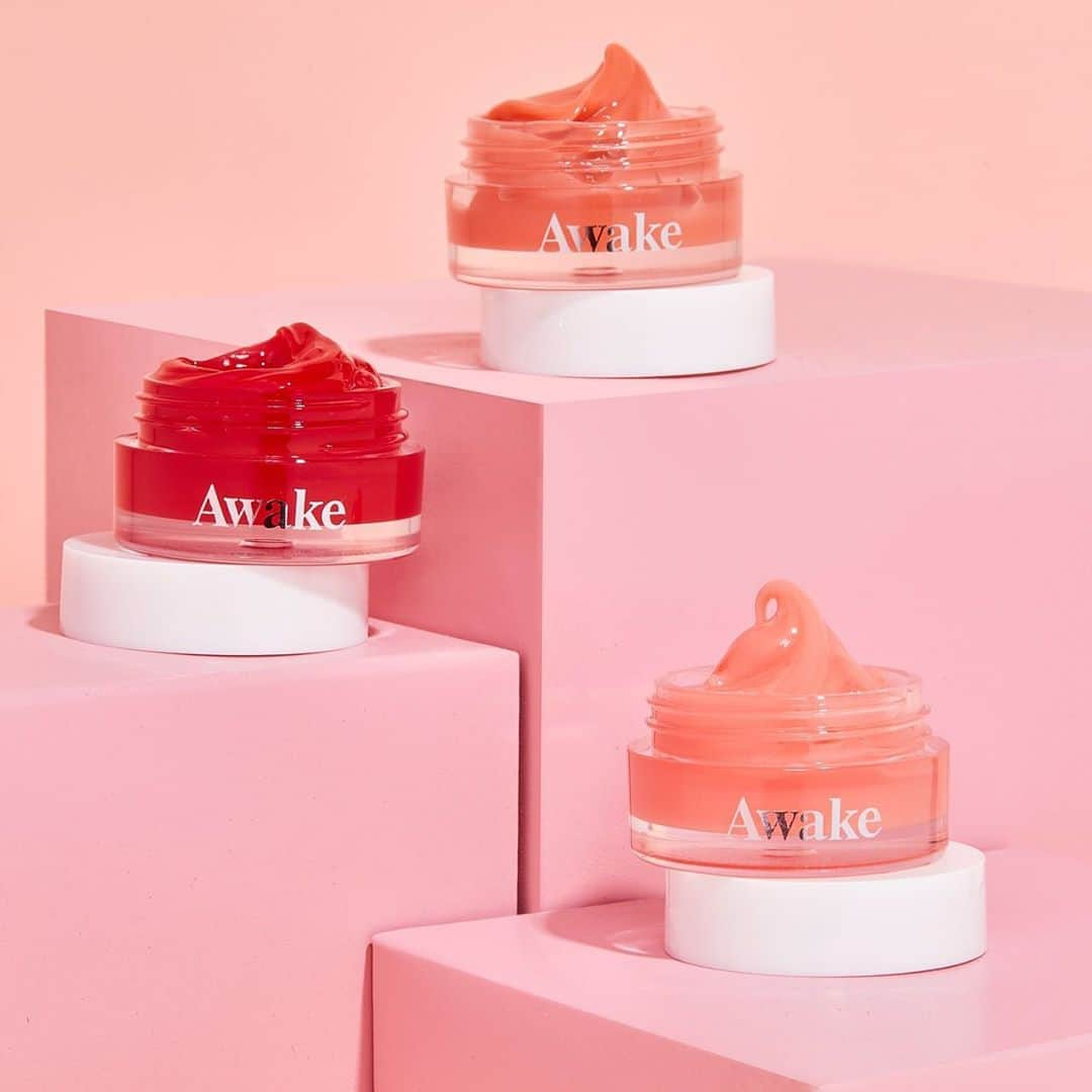 Tarte Cosmeticsさんのインスタグラム写真 - (Tarte CosmeticsInstagram)「Like what you see? Get ALL 3 of our best-selling @Awakeskin day time lip mask in our NEW Stock Up This Kissmas vegan lip mask trio 💋 The creamy formula melts onto lips with a hint of color & hydrates for 12hrs 💧 Shop now on Awakebeauty.com & @ultabeauty for only $15 USD (a $24 USD value)! #bottledbeautysleep #awakebeauty」10月7日 23時21分 - tartecosmetics