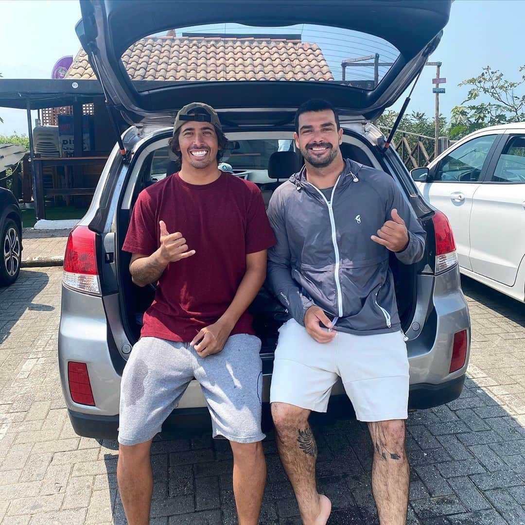 ミグエル・プッポのインスタグラム：「Surf zero hora com o 🐼 @williancardoso ✌️ #irmaopravidatoda #sonavibe」