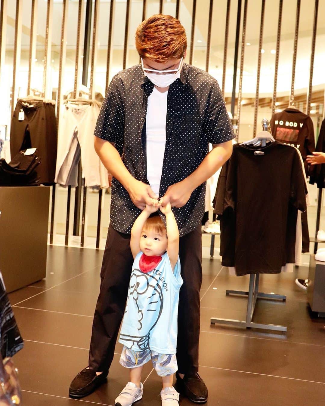 Momoeのインスタグラム：「#happy #家事 #育児 #family #家族 #boy #smile #男の子 #息子 #code #love #lucky #kids #子供 #thankyou #宝物 #ベビー #fashion #follow #心 #縁 #パパ #ママ #家族写真 #男の子ママ #赤ちゃん」