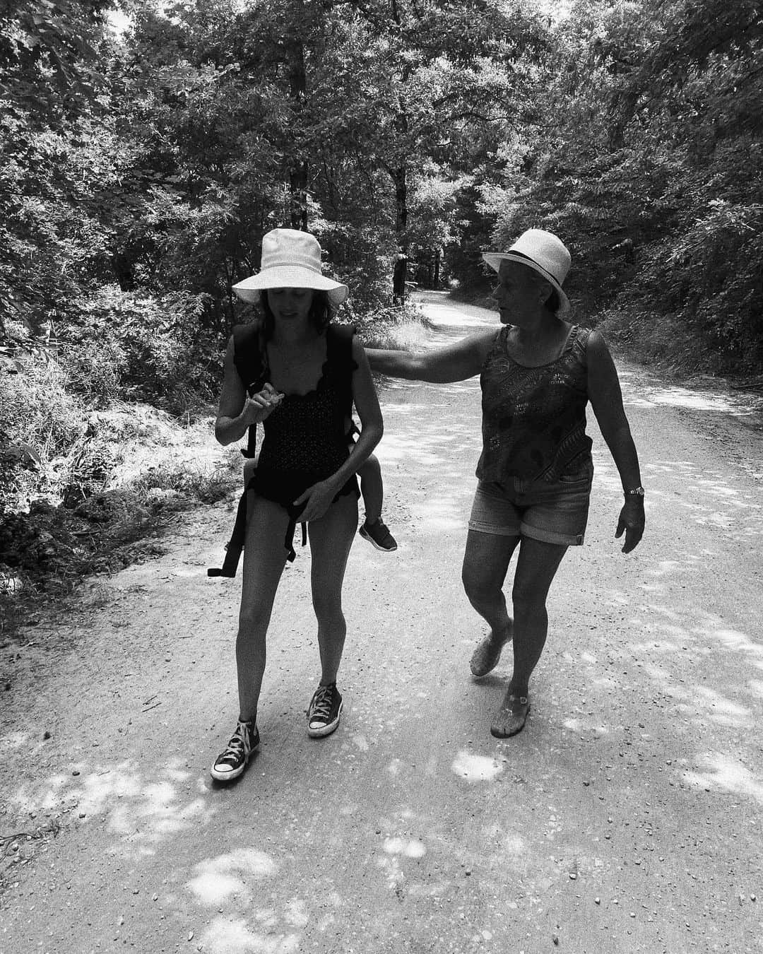 マチルダ・ルッツのインスタグラム：「Let us dance in the sun, wearing wild flowers in our hair. #summerwherehaveyougone #memories #Paola」