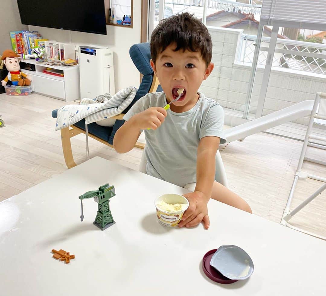 山崎秀晃さんのインスタグラム写真 - (山崎秀晃Instagram)「2歳とハーゲンダッツ。 #パパはドラッグストアで毎日水を汲んで飲んでいます。」10月7日 23時30分 - hideaki1987