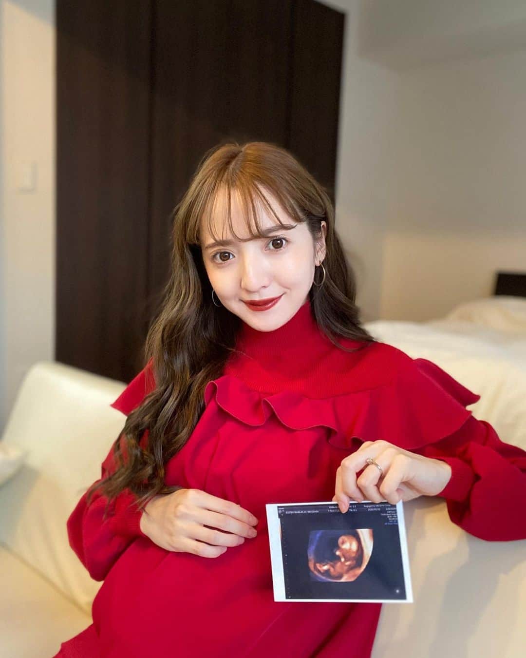平木愛美のインスタグラム：「わたし自身もちょっと お顔とか丸くなった気がする🐷🐽🤰❤️  真っ赤なお気に入りのワンピースは、いつかのsaleでゲットしてたものっ。 胸元があいてるのが似合わなかったので、自分で縫ってお直ししてしまった😝💕 onepiece / @maxmara  ring / @harrywinston   私がお仕事させてもらっている各ブランドさんがたの撮影は、どうしてもお腹が大きくなると、洋服を綺麗にみせるのがむずかしくなるので…！ 実は、７月いっぱいで、"アパレル撮影"は産休？に入らせてもらっていました☺︎  本当ちょーーーどギリギリ、ラストはウエストが閉まるか閉まらないかくらい、のぽこっとお腹になってくる手前での、ベスト時期までお仕事させてもらいました🕊  なのでその時期は日々、改めて、ずっと撮影に呼んでもらい続けている、ブランドさんがたのお仕事が本当にありがたくて、現場の皆さんがあたたかくて。👼 感慨深い気持ちになっておりました…💕（ ｉ _ ｉ ）！ 現場でもたくさん祝福していただいて、、、また写真なども載せさせてくださいっ🧸🧡  産後は早めに復帰できたらなと考えております💫✨✨  ＋α、新たなartificial flowerのお仕事も、小さな一歩からですが、明日からレンタルブーケ＆ブーケ販売開始予定なので、わくわくと楽しみです。💐 @artificialflower_macheri」