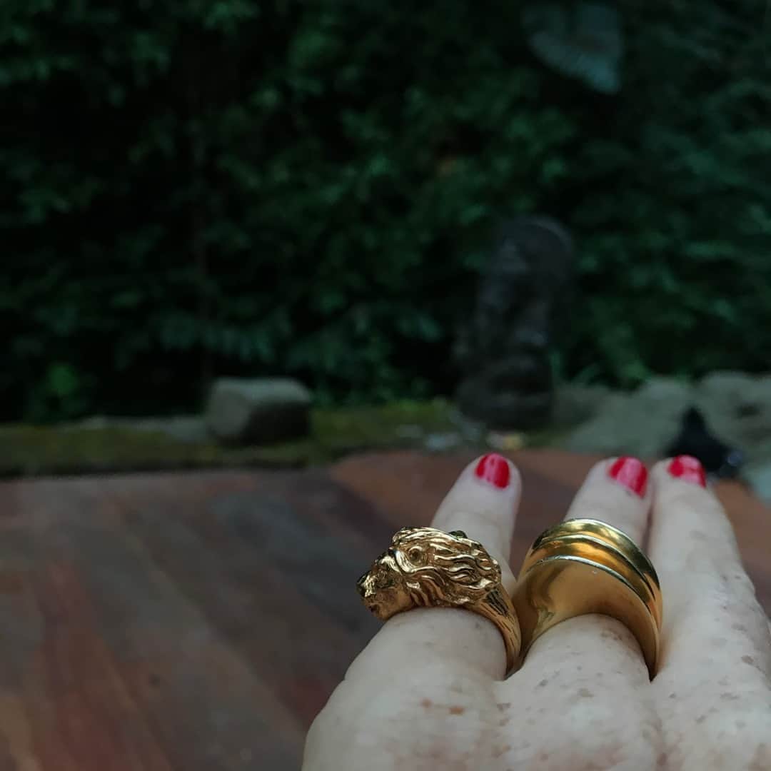 ベックスロックスさんのインスタグラム写真 - (ベックスロックスInstagram)「“Demand quality, not only in the products you buy, but in the lives of the people who made it.” @orsoladecastro 👌⠀⠀⠀⠀⠀⠀⠀⠀⠀ Artisan made recycled gold talismanic rings, preserving craft & culture.  ⠀⠀⠀⠀⠀⠀⠀⠀⠀ #Sustainableluxury ⠀⠀⠀⠀⠀⠀⠀⠀⠀ #artisanmade⠀⠀⠀⠀⠀⠀⠀⠀⠀ #bespokejewellery⠀⠀⠀⠀⠀⠀⠀⠀⠀ #ethicaljewellery⠀⠀⠀⠀⠀⠀⠀⠀⠀ #trusttheprocess #rings  #finejewelry #signetring」10月7日 23時33分 - rcollectivestudio