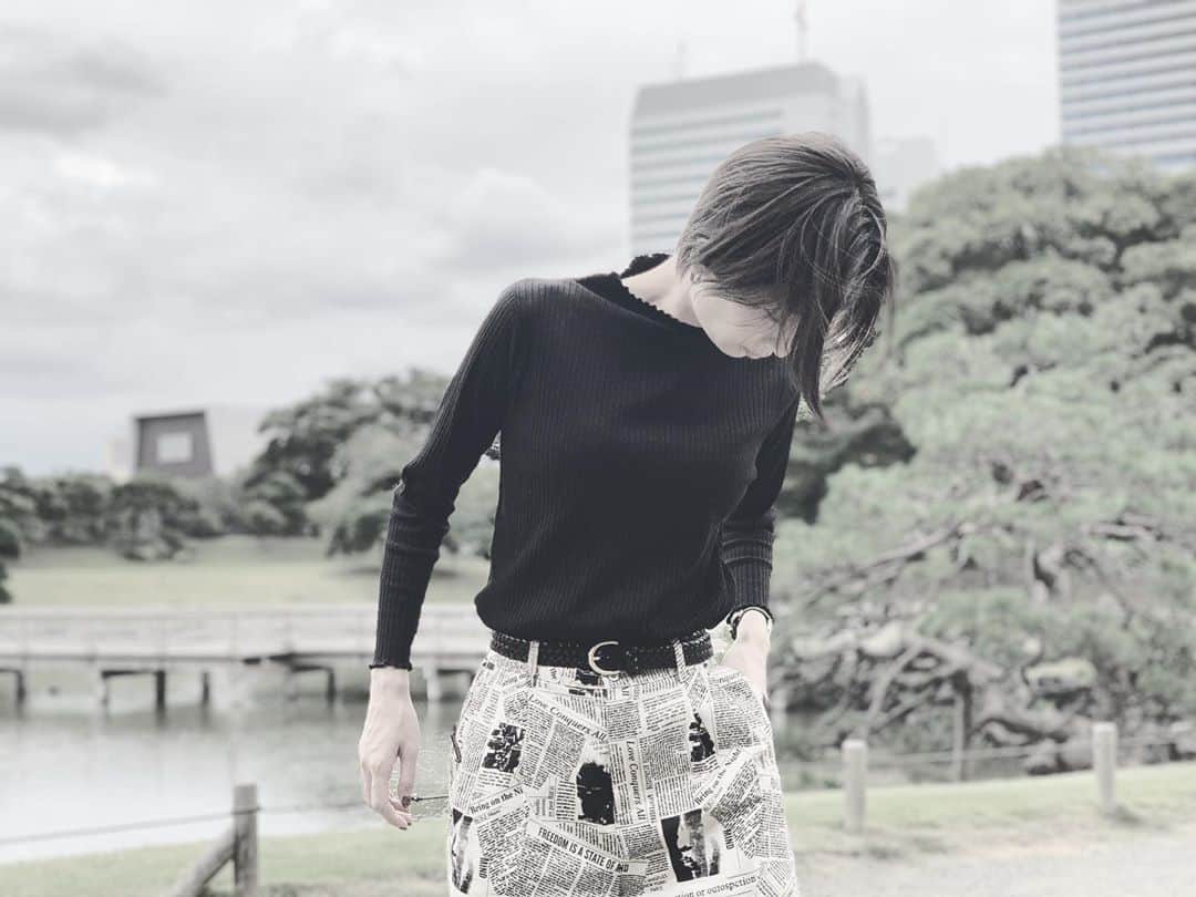 河村唯（うめ子）さんのインスタグラム写真 - (河村唯（うめ子）Instagram)「次は、 静岡新聞あたりを巻いた服が欲しい。  #新聞 #巻いてる　#スタイル #ootd #11th #カセットテープミュージック」10月7日 23時34分 - kawamurayui_