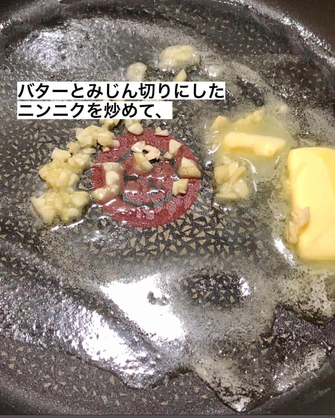 utoshさんのインスタグラム写真 - (utoshInstagram)「【レシピ画像付き】ガリバタウインナーさつまいも炒め！﻿ ーーーーーーーー﻿ バター風味がさつまいもにぴったり、ガリバタ炒め！﻿ ーーーーーー✂︎ー﻿ ﻿ こんにちは🙋🏻﻿ ﻿ 秋に食べたいサツマイモとキノコの料理。シンプルに秋の料理です。﻿ ﻿ ちょっとこの料理を作る前にひとつさつまいもの説明。﻿ さつまいもは甘さがある食材で、その甘さがじゃがいもとの違いと言うかなんですが、﻿ 価格によって「甘い、甘くない」があるんですよね。﻿ ﻿ さつまいもってスーパーに行くと、2〜3種類売っていたりしませんか？﻿ これは本当に意味があって、やっぱり100円違うと甘さが全然違う。﻿ ﻿ この甘さの違いは如実に料理のおいしさに反映されるので、﻿ 甘さが足りないと思った時は砂糖をちょっと入れて下さい。﻿ ﻿ 僕としては、砂糖を入れる必要は無いと思いますが、﻿ やっぱりサツマイモ料理は甘いと美味しい。﻿ 甘くないサツマイモ料理は少し物足りない。﻿ いいサツマイモを使うか、ちょっと砂糖を入れるか、﻿ どっちかでいいと思うので、ぜひ作る時に意識してみて下さい。﻿ ﻿ ﻿ ー✂︎ー﻿ ﻿ 味付けはサツマイモにぴったりのバター。こちらもシンプルに。﻿ 美味しいは間違い無しです。ご飯も進みますので、ぜひ作ってみてくださいね！﻿ ﻿ ﻿ ー・ー・ー・ー・ー・ー・ー・ー﻿ ﻿ 9月11日に3冊目となる著書「在宅楽飯100」が発売されました📙﻿ 簡単に作れて栄養満天、これからの暮らしにぴったりの本になっております。﻿ 僕のプロフィールのハイライトからAmazonページに行く事ができますので﻿ ぜひご購入ください！﻿ ▶︎ @utosh﻿ ﻿ ー・ー・ー・ー・ー・ー・ー・ー﻿ ﻿ ﻿ レシピはこちら↓﻿ ＿＿＿＿＿﻿ ﻿ ガリバタウインナーさつまいも炒め（2人分）﻿ ﻿ 【材料】﻿ ウインナー 2袋﻿ さつまいも 1個（250g）﻿ しめじ 100g﻿ ﻿ バター 20g﻿ ガーリック 1片﻿ しょう油 小さじ1﻿ ﻿ （サツマイモの甘さが足りない時は）﻿ 砂糖 小さじ1﻿ ﻿ ﻿ 【作り方】﻿ （1）ウインナーは4等分、さつまいもは7mm幅に切り、太い部分はさらに半分に切る。しめじは石突きをとりばらしておく。ニンニクはみじん切り（すりおろしでもいい）にしておく。﻿ ﻿ （2）さつまいもは600Wのレンジで3分加熱する。﻿ ﻿ （3）フライパンにバターとニンニクを入れ、軽く火にかけ、ウインナーとサツマイモを入れて炒めあわせ、ある程度火が通ったらしめじをいれて、全体に火が通ったらしょう油を入れて完成。皿に盛りごまをふる。（サツマイモに甘さが足りない時は砂糖を入れる）﻿ ﻿ ＿＿＿＿＿﻿ ﻿ ぜひ作ってくださいね！﻿ No local No food おいしく楽しく！﻿ ﻿ ﻿ #さつまいも料理 #さつまいもレシピ #秋料理 #秋レシピ #きのこレシピ﻿ #スタートUPレシピ #スタートアップレシピ #ややはつレシピ #とりあえず野菜食 #やさしい飯 #在宅楽飯﻿ ﻿ #おうちごはん #レシピ #時短料理 #簡単レシピ #献立 #お家ご飯 #手料理 #今日のごはん #フーディーテーブル #japanesefoods」10月7日 23時38分 - utosh
