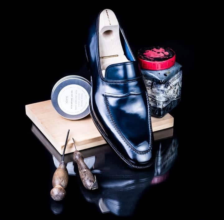 のインスタグラム：「Projecting an insouciant ease - the appeal of our Mod. 111 reveals itself in its understated elegance.⠀⠀⠀⠀⠀⠀⠀⠀⠀ ⠀⠀⠀⠀⠀⠀⠀⠀⠀ #mysaintcrispins #saintcrispins #handweltedshoes #shoeporn #forthediscerningfew #madebyhand #oxfordshoes #oxford #patina #sartorial #shoepolish #shoeaddict」