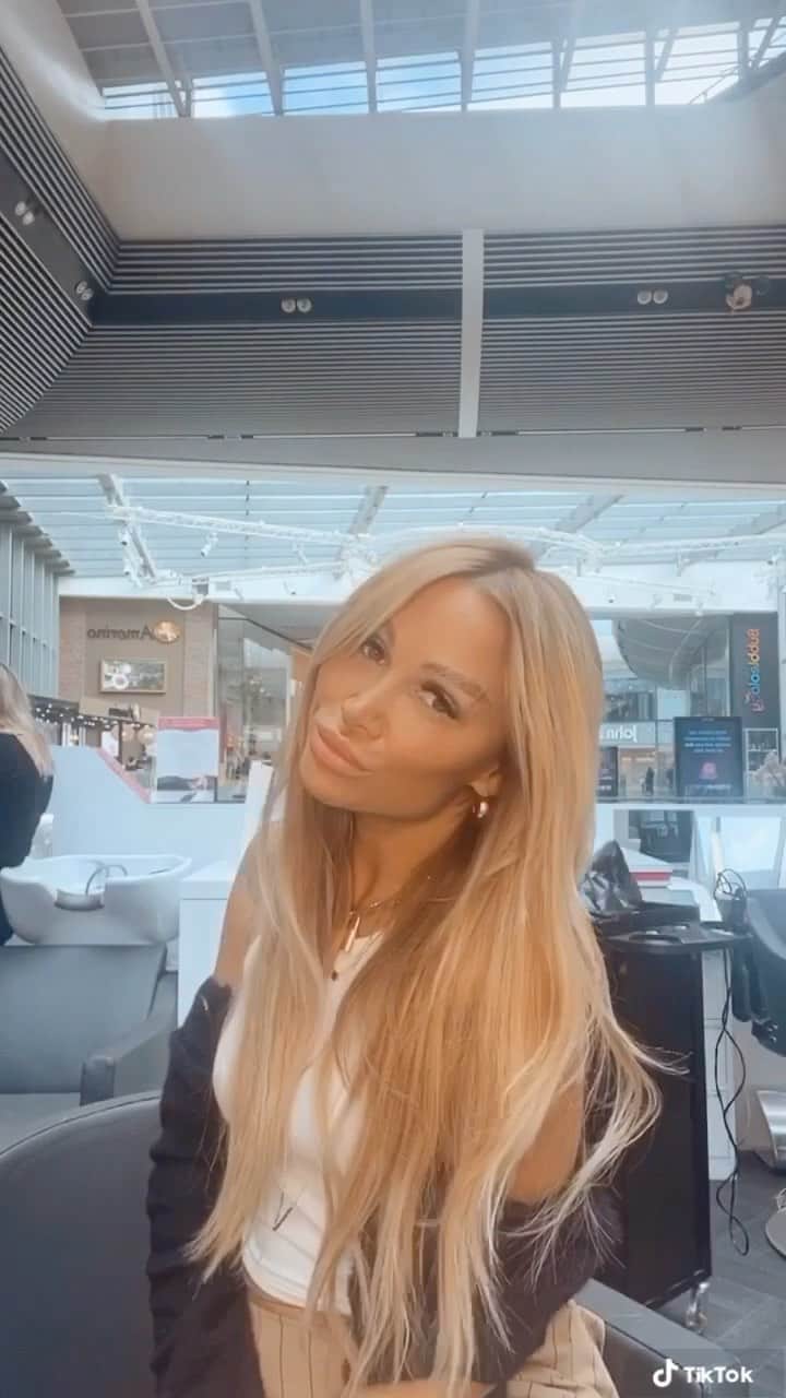 ルー・ティーズデールのインスタグラム：「And just like that... long hair again 🍦 thanks @easilockssalonwestfield @zoebannister 🖤」