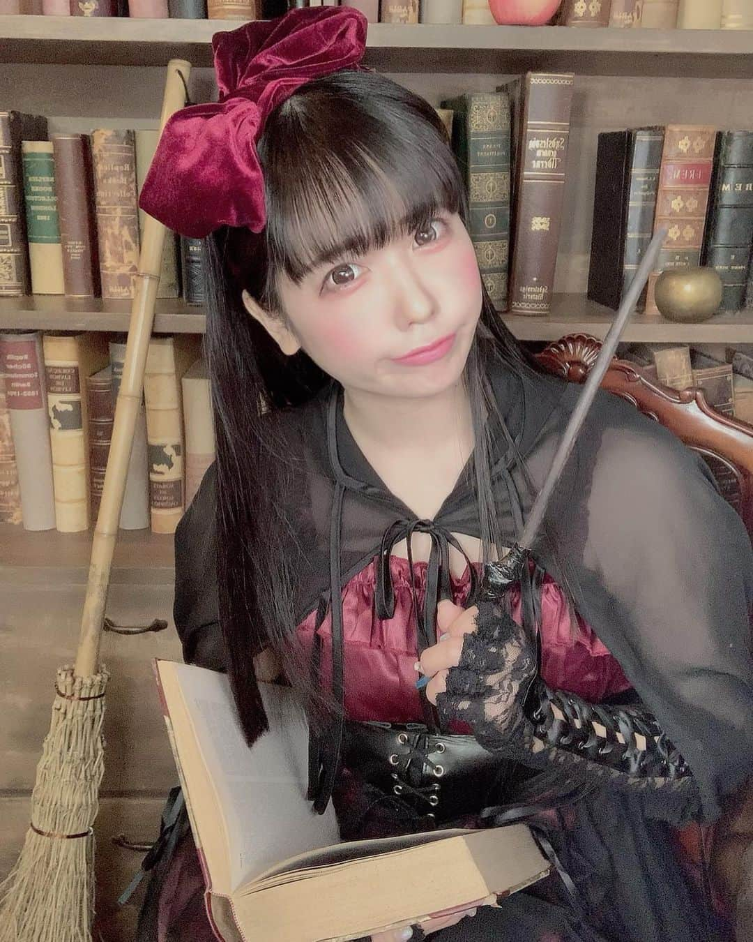 恋汐 りんごさんのインスタグラム写真 - (恋汐 りんごInstagram)「🖤 👻 🖤 👻  (Ｕ∩ 'ᴗ' ∩Ｕ)  #halloween  #halloweencostume  #japanese  #japaneseidol  #恋汐りんご #ハロウィン2020  #ハロウィン #ハロウィン仮装」10月7日 23時51分 - sioringogo