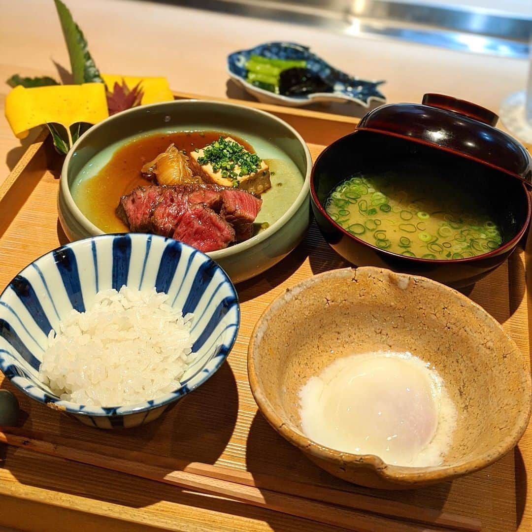 安岡あゆみさんのインスタグラム写真 - (安岡あゆみInstagram)「. 念願のくろぎさんへ…🇯🇵 本日の食材のプレゼンテーションからスタート。 カウンターから熱気が伝わってきます…！ 松茸や栗、サンマなど…旬の最上級食材を思う存分堪能できるフルコース。 どれも絶品なのですが、私は松茸と伊勢海老のフライが今でも忘れられません…！ 中盤にいきなり電気が消えたと思ったら…見目麗しい八寸が登場。 なんともロマンチックな演出です🤭 〆はなんと3種類！ すき焼きと白米。松茸ご飯。鮭ハラスといくらご飯。 デザートは名物のかき氷🍧 私はくろぎさんのかき氷が一番好きなのです💕 ハーフでマンゴーと黒蜜どちらもいただきました。（嗚呼…大食いで良かった🙏） 大将の黒木さんを始めシェフの皆さんの一体感素晴らしく、臨場感溢れる演出や美しい手捌き、ユーモラスに富んだトークはまるで舞台を見ているよう。 また、ホスピタリティが素晴らしく特にドライバーさんへの気遣いにとても感動…！一流のお店のお心遣いには毎度感銘を受けます。 食のエンターテイメントを五感で体験することができ、とても幸せなひと時でした☺️ . . #japanesefood #ayumi_y_gourmet #くろぎ大門 #くろぎ #懐石料理 #秋の味覚 #松茸 #栗 #サンマ」10月7日 23時52分 - ayumi_yasuoka