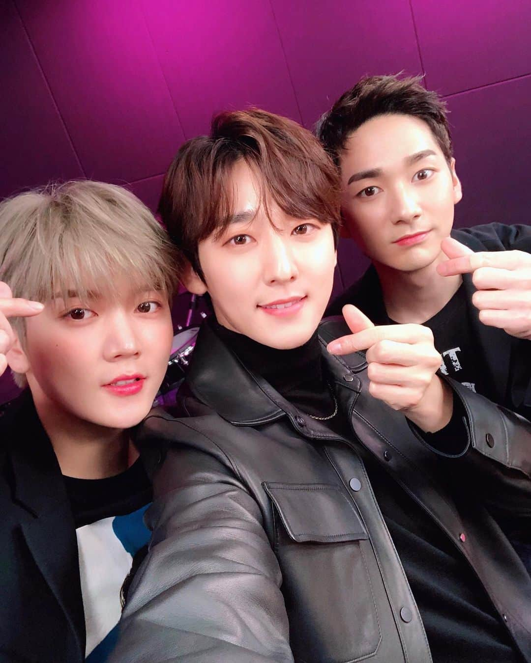 ケビン さんのインスタグラム写真 - (ケビン Instagram)「네이버 나우 <뉴이스트의 To.Night>에 첫 게스트으로 출연! 아론이랑 렌이랑 너무 즐거웠던 시간😍 잇몸이 마를뻔했넹 ㅎㅎ 초대해줘서 고마워! 뉴이스트 화이팅!!! 그리고 많은 댓글과 응원~ 넘 감사합니다🍀🙏🏻 앞으로도 많관부🐶 @nuest_official @nuestaron @glorypath @now.kr #케빈 #아론 #렌 #뉴이스트 #To_Night   Had a blast with these boys on their new Naver Now show To.Night! Thanks for watching🍀 #KevinWoo #Aron #Ren #NUEST」10月7日 23時52分 - kevinwoo_official