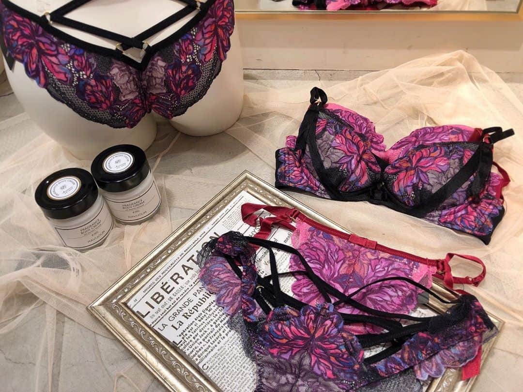 Ravijour札幌4丁目プラザ店のインスタグラム：「#onsale  人気デザインのランジェリー #ステンドグラスフラワーグラマーアップ単品ブラ のご紹介です❤ 詳しくはブログへ✈  #ラヴィジュール #ravijourstaff  #ravijour_official  #ravijoursapporo」