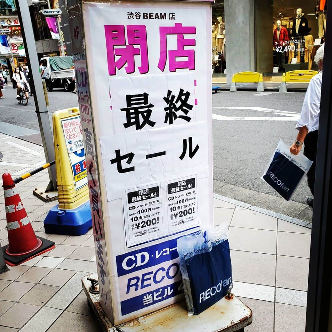 ANI のインスタグラム：「渋谷に用事があったので、レコファン最終セールへ。 #VINYL #ドーナツ盤」