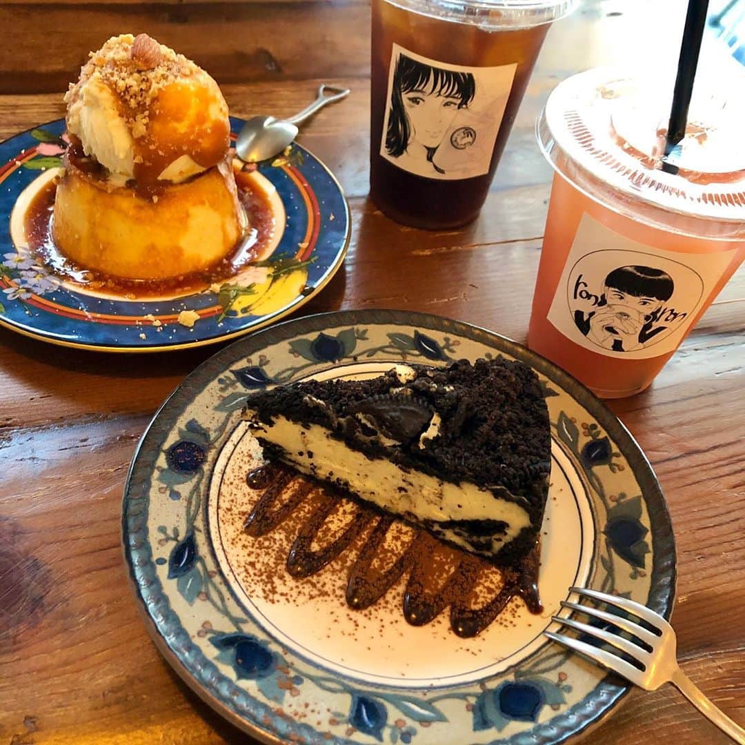 前田友香のインスタグラム：「﻿ ﻿ きゃー♡﻿ 久しぶりに﻿ いきました♡﻿ ﻿ ﻿ @ronron_1227  ﻿ 前行った時に飲んだ﻿ レモネードと﻿ 塩キャラメルチーズプリンが﻿ 美味しくて﻿ 忘れられなくて﻿ 虜になったお店🤗✨﻿ ﻿ ﻿ new menuの オレオたくさんの﻿ チーズケーキ﻿ 美味しかった(語彙力)🥺﻿ ﻿ ﻿ ﻿ 焼き菓子も売ってたのでお持ち帰り🤩✨﻿ ﻿ ﻿ ﻿ 飲み物たくさんあるし﻿ デザートはおいしいし﻿ 新しいメニューもできていて﻿ 行けて嬉しかった🌟 店内もオシャレで﻿ 最高の時間を過ごせます♡﻿ ﻿ ﻿ #cafe﻿ #カフェ﻿ #スイーツ﻿ #甘党派﻿ #甘スタグラム﻿」