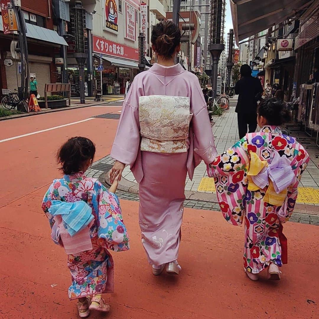 西山茉希さんのインスタグラム写真 - (西山茉希Instagram)「《本日発売》 朝日新聞出版「sesame　セサミ　2020年11月号」  https://publications.asahi.com/ecs/64.shtml  #浅草散歩 #親子de着物 @sesame_kids_fashion_magazine  @asahi_pub_pr   本日発売です。 ありがとうございました👩‍👧‍👧」10月7日 14時58分 - maki.nshiyama50