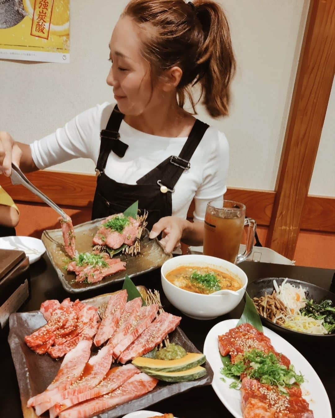 Erikaさんのインスタグラム写真 - (ErikaInstagram)「お肉ずらり♡  食欲の秋、 美味しい物食べたくなりますよね♡  ご褒美焼肉は @yakiniku_takiman  さんに 行きましたー🤚🏻 久々に 店長さんにもお会いできて🙇‍♀️  オススメの部位を切ってもらいました♥️  ハラミ刺しが 最高すぎて、初っぱなから 飛ばしました🥓🥩🍗🍖 とろけるお肉🤭  いつでも新鮮で、 安心出来るお肉を提供して下さるのは、 肉屋さんの焼肉店だから🥺  その辺で食べたことない部位も、出てくるし、とにかく新鮮で、綺麗で、美味しすぎる😭🙌🏻   大阪市東住吉区の方にあるので、 お近くの方も、この味是非とも食べたい方も、 行く価値ありすぎます😭🙌🏻🙌🏻  子連れでも安心の座敷あるし、 コロナ対策もされてるので、 安心やし、 焼肉店なので換気バッチリ🥩  ご飯メニューも豊富やから、 子供たちは肉も食べて、 ご飯もがっついてました🤣  とにかく美味しすぎる♥️  以上食レポでした💮💯  #焼肉店#焼肉#たきまん#精肉店#焼肉弁当  #ファミリー#外食#ハラミ#たん#ハラミ刺し #お肉屋さん#お肉屋さんの焼肉店#大阪焼肉#大阪グルメ#ホルモン#子連れ焼肉#子連れご飯#夜ご飯#yakiniku#beef #beeflover #ママライフ#飯テロ」10月7日 15時08分 - 911erika