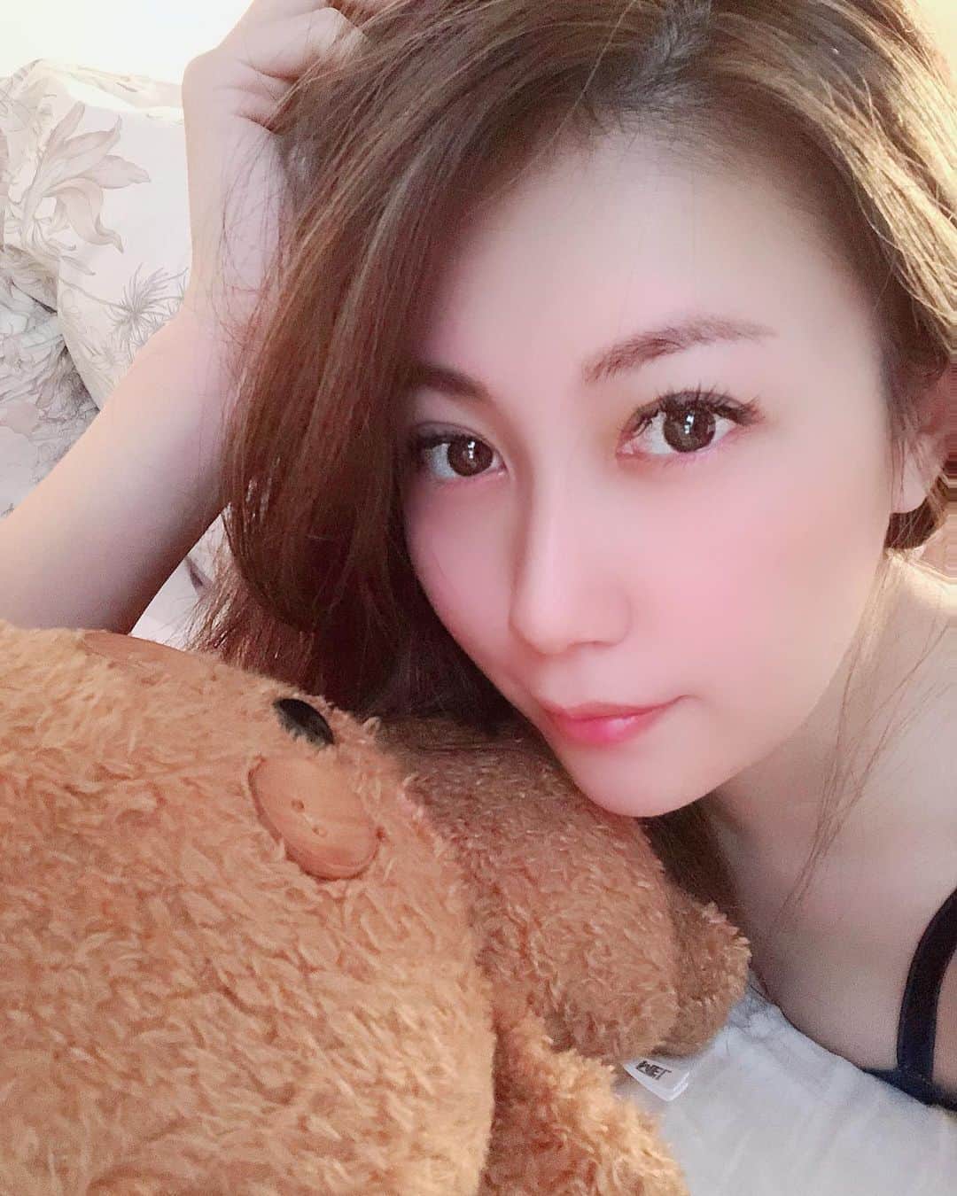 のインスタグラム：「@artmake_by_tokyoaceclinic で眉タトゥーしてもらいました💓 眉尻の毛が薄くていつもなくなっちゃう悩みを伝えたら パウダーブロウで毛のないところを埋める施術をお勧めしてくださったのでやってもらったらすごく自然に眉毛ある人になった😆💓💓 全然痛くないしうますぎでした🥺💓💓 最近は男性もアートメイクして眉毛綺麗になってる人多い💖 血色悪いからリップアートもしたいな💋 @tokyo_ace_clinic ✨  ︎#artmake_by_tokyoaceclinic #tokyo_ace_clinic #matsui_tokyoace #アートメイク #おすすめ#渋谷 #寝起きくん#🧸」