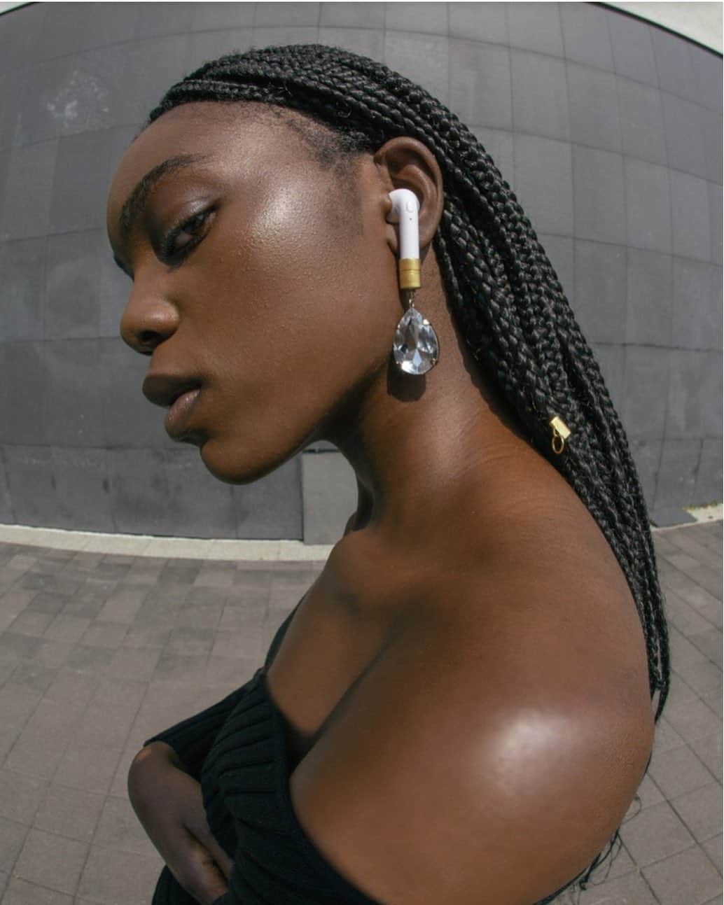 コリアックのインスタグラム：「Out now for #milanfashionweek ✨ the new video “Urban Adventures” For coliac SS21 collection presentation and new coliac wireless earbuds jewels 💕 #coliacpod #coliacofficial💖 @cameramodafashiontrust @cameramoda  Photography by Matteo Strocchia @matteostrocchia  Fashion by Sarah Venturing @mattandsarahimg Video direction by Giulia Bellè @beh.gi Video Concept Mattia Matteucci @mattiamatteucci Video direction, Drawings, Animation and music by Alessandro Gabini @alessandrogabini Production and Fashion assistantance by Nadia Lametta @lanadinee and Chiara Chiarolanza @claudia.chiarolanza Modeling by Ruth Ikondo @thewolvesmodelmanagment  @ruthikondo Casting direction by Diego Maffezzoni @diegomaffezzoni Make up by Susy Carducci @susycarducci Hair by Marco Servina @comevaconma」