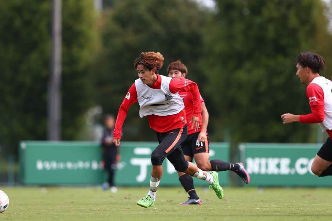 浦和レッドダイヤモンズさんのインスタグラム写真 - (浦和レッドダイヤモンズInstagram)「7日、大原サッカー場でのトレーニング。 #関根貴大 #武藤雄樹 #宇賀神友弥 #杉本健勇 #レオナルド #岩波拓也 #槙野智章 #興梠慎三 #柏木陽介 #汰木康也 #エヴェルトン #nike #三菱重工 #三菱自動車 #トーシンパートナーズ #エコ計画 #ピーエス三菱 #文化シヤッター #三菱ケミカル #POLUS #auカブコム証券 ＃DHL #三菱UFJニコス #urawareds #浦和レッズ」10月7日 15時18分 - urawaredsofficial