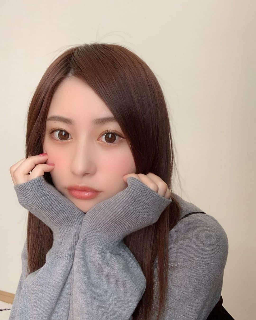 のインスタグラム：「🤔 . . 撮影の関係で 髪を伸ばし続けて もう結構な長さに なりました。 . . ずっと切りたい衝動に 駆られていたけれど ここまで来ると 一度ロングにしてみようかな なんて思ったり。。 . . 今日の夜から 少しずつお天気が荒れそうですね。 . 元気で幸せに 過ごしていてね。 . . #hairstyle」