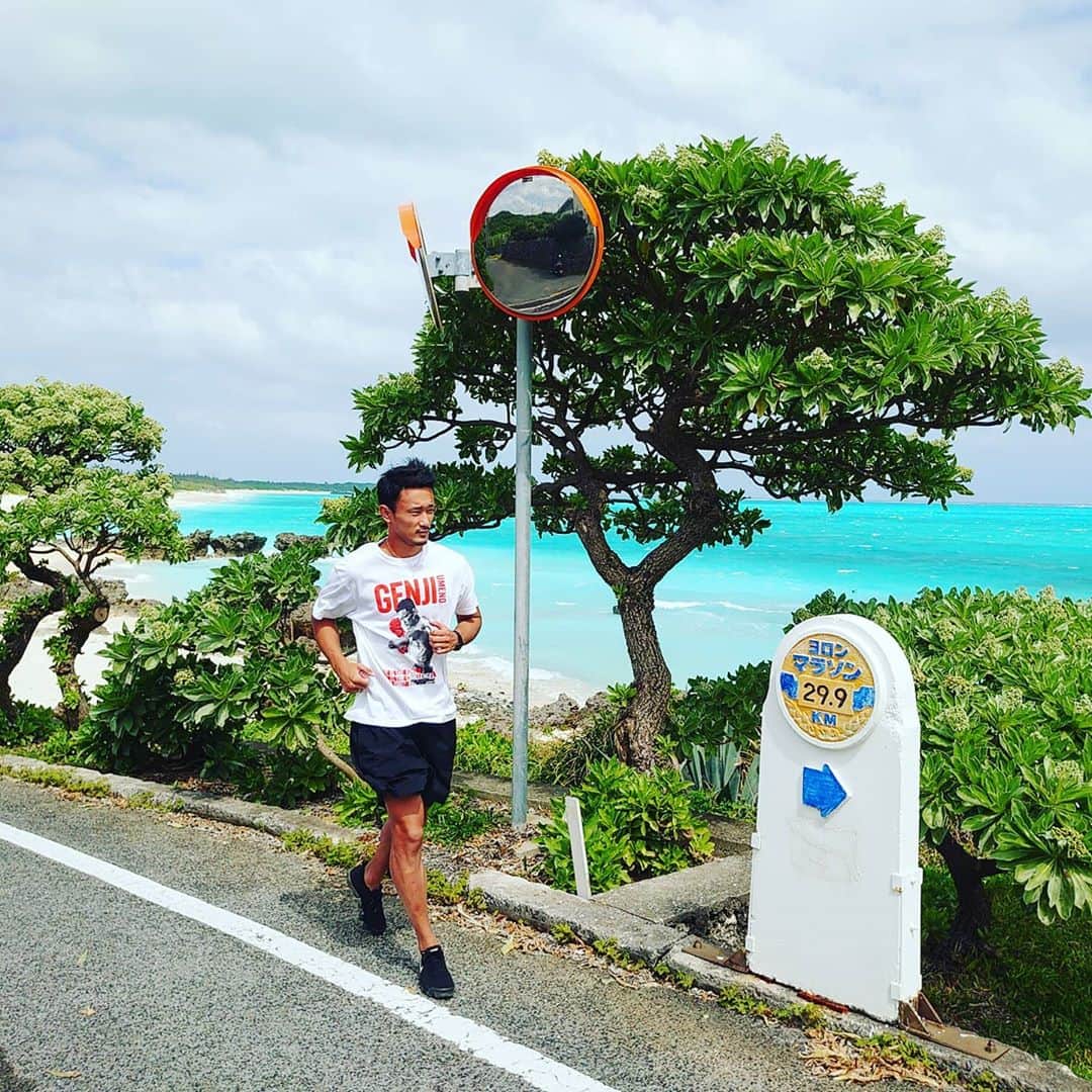 梅野源治のインスタグラム：「与論島で走り込みトレーニング🏃💪💯🦵」