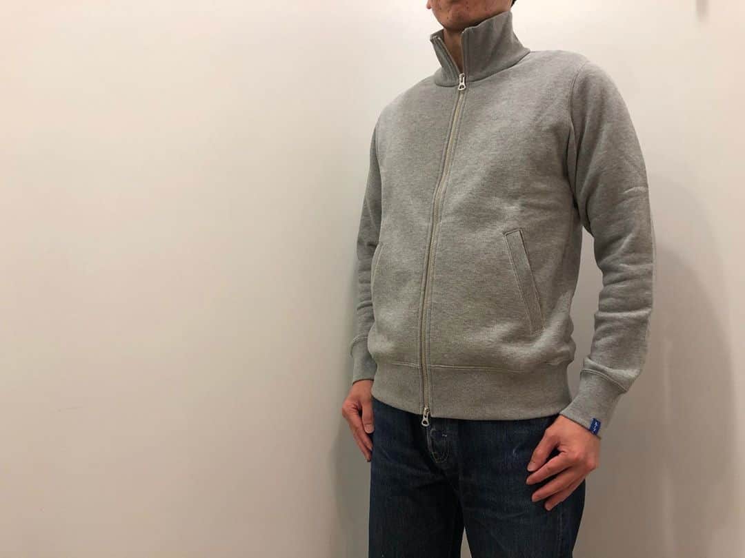 のインスタグラム：「. LW79 ナロージャケット。  前開きでフードなしの形をお探しの方にオススメな1枚です！  普段使いはもちろんのこと、お仕事でワイシャツの上に合わせていただくもよし、温度調整でお使いいただくもよし。な幅広いシーンで着用していただけるジャケットとなっております。  今でしたら各色ご覧いただけますのでぜひ店頭にてお気軽にご試着ください。  どうぞ宜しくお願い致します。 .  ..  < 大阪店の営業について > . 平日は12:00〜19:30、土日祝は11:00〜19:30の営業となります。  . スタッフはオープン前に検温、健康状態のチェックを行い、マスク着用にて接客の間合をとってご対応させていただきます。  . また、次亜塩素酸空間除菌脱臭機を設置して消毒等十分店内環境を整えられるよう努めております。 . ご来店頂くお客様へのお願いと致しましては、マスクの着用をお願い申し上げます。 . スタッフよりアルコール消毒をさせていただきますのでご理解・ご協力のほど宜しくお願い致します。 . . #loopwheeler #lwosaka #ループウィラー#吊り編み#tsuriami #吊り編み機 #日本製 #スウェット #パーカー #カーディガン #Tシャツ #スウェットパンツ #長持ち #丈夫 #綿 #cotton #裏毛 #日本 #大阪 #心斎橋#japan #osaka #shinsaibashi #madeinjapan #時尚#옷스타그램 #오사카」