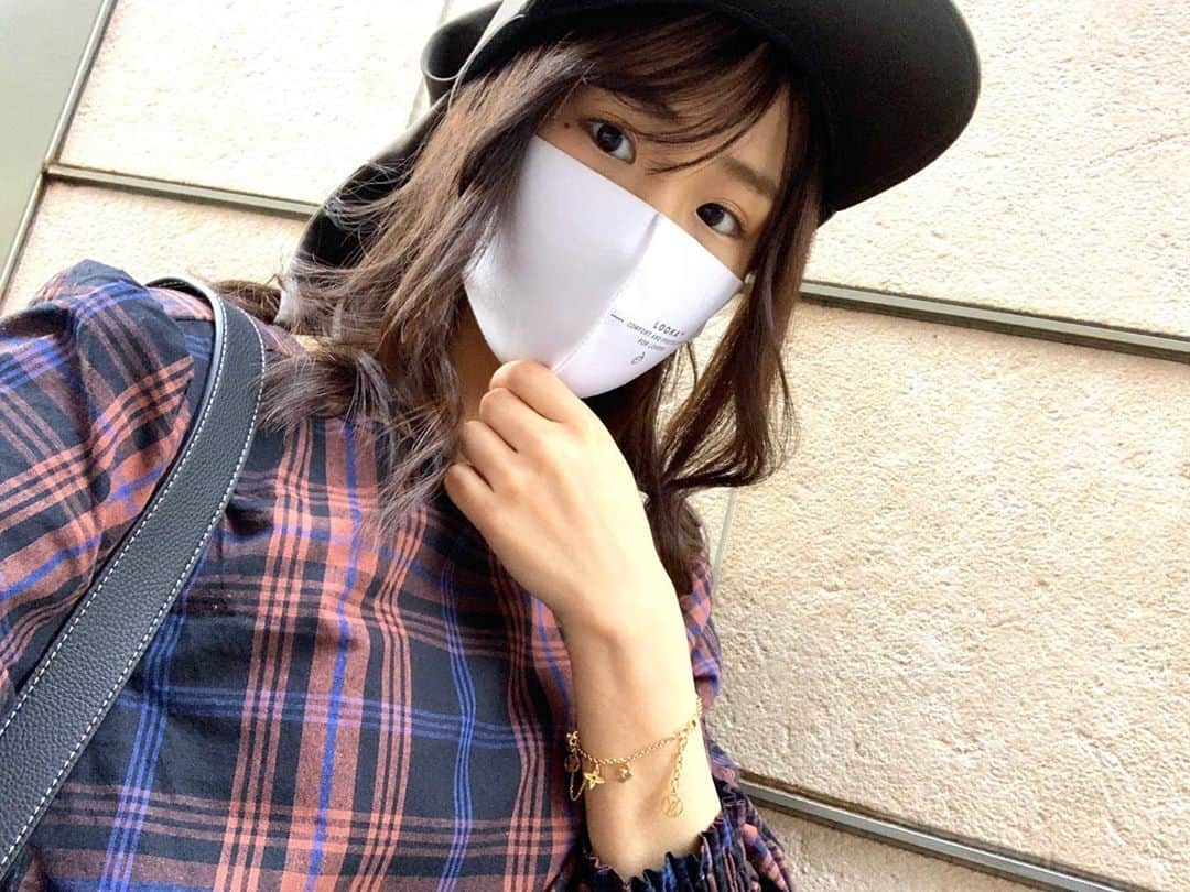 秋山ゆずきのインスタグラム：「. . 髪の毛メンテナンスしてもらいに #lapis へ！  好きな色〜❣️  久しぶりに髪の毛巻いてもらった✨  かずやさん @lapis_kazuya  いつもありがとう〜✨ カットカラートリートメントしてもらって髪の毛生き生き🙆‍♀️  お洋服は大好きな高橋愛さんが @hacohaco8585 さんとコラボしてたお洋服✨  #美容室 #ヘアメンテナンス #カクテルトリートメント #高橋愛 さん #コラボ #ファッション #haco #Lapis新宿」