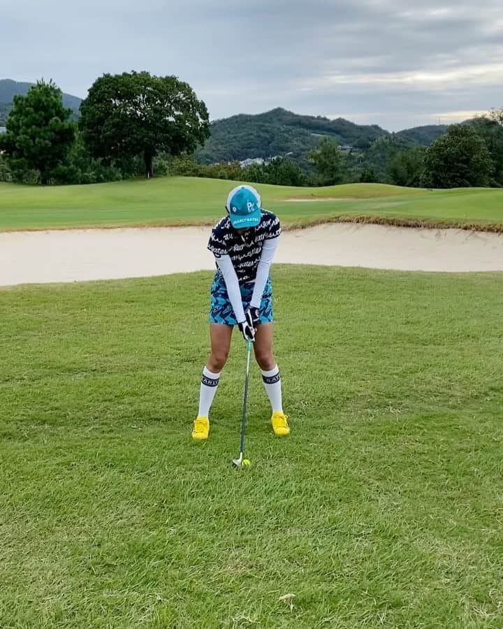 のインスタグラム：「軸を意識して、クラブの重みでスイングしたら勝手に寄ってました笑😆❤️❤️ゴルフレッスン⛳️ #ゴルフうまくなりたい #ゴルフ場 #ゴルフコーデ #ゴルフ好きな人と繋がりたい #パーリーゲイツ #ゴルフ好き #ゴルフスイング #パーリーゲイツコーデ#スイング動画#デサントゴルフ女子 #デサントゴルフウェア#sim #simmaxドライバー #ゴルフ女子と繋がりたい #ゴルフ女子#ジャックバニードラえもん #ジャックバニー#パーリーゲイツ女子 #パーリーゲイツ新作 #六甲カントリー倶楽部#ゴルフ女子」
