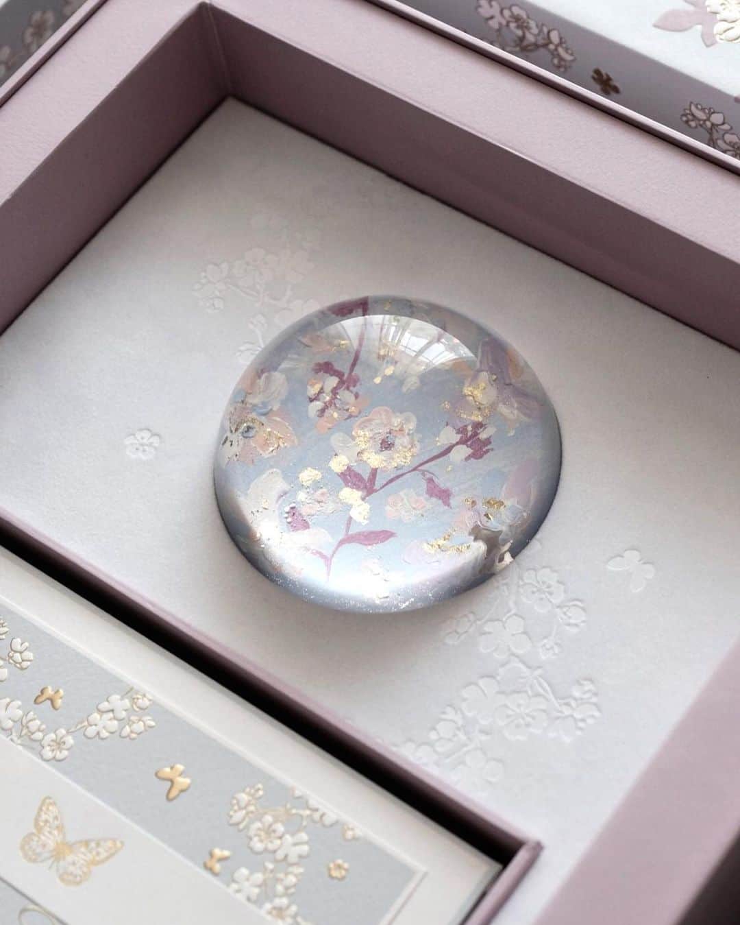 Veronica Halimさんのインスタグラム写真 - (Veronica HalimInstagram)「Still can’t move on from this baby’s 100-days celebration bespoke gift set with specially painted paperweights and stationery set just for little Chelsea. — #truffypi #paperweight #domeproject #glasspaperweight #personalizedgift #handpainted #painting #madetoorder #mixmedia  #calligraphystyling #tabletop #stationery #カリグラフィースタイリング  #artobject #waterdrop #bespokestationery #bespokegift #personalizedgift #monogram #calligraphylifestyle #artisanmade #christmasgifts」10月7日 15時20分 - truffypi