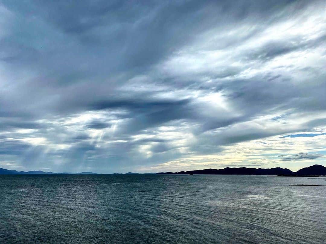 祥吉さんのインスタグラム写真 - (祥吉Instagram)「赤穂御崎15時の空 晴れたり曇ったり にわか雨だったり ころころと変わりやすいお天気です  #播州赤穂 #赤穂 #赤穂御崎 #赤穂温泉 #赤穂温泉祥吉 #潮彩きらら祥吉 #祥吉 #瀬戸内海 #海 #空 #雲 微かに#天使の梯子 #ドライブコース」10月7日 15時23分 - akoshokichi