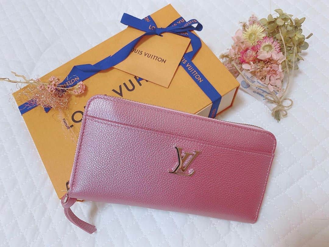 そら のインスタグラム：「新しいお財布💕﻿ 可愛い、可愛い❤️﻿ ﻿ #louisVuitton #財布 #ルイヴィトン﻿ #新宿 #歌舞伎町 #六本木 #ミナミ #キャバ嬢﻿ #キャバクラ #姉妹 #キャバキャバ #麻布 #ラウンジ﻿ #キャバレー #ガールズバー #自撮り女子」