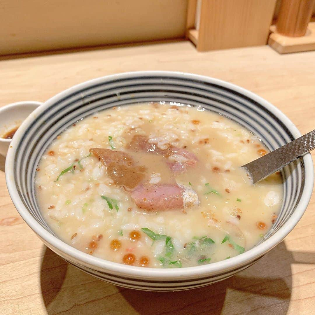 吉川ちえさんのインスタグラム写真 - (吉川ちえInstagram)「【🐟海鮮丼タワー🐟】 . 一度食べてすっかりハマった神楽坂にある ✅日本橋海鮮丼つじ半💕 . 海鮮丼今まで色々食べてきたけど つじ半のがいちばん好きすぎる🦀✨ . 私は特上(3500円💰)➕うに増量(500円💰) を今回も頼みました☺️🤲🍴 . 海鮮が新鮮なのは、もちろん💕 なんだろこの感じ⁉️🤔 色んな刺身が混じり合った食感は他では味わえないです🐟🦐💗 . アクセントでゴマや小さく刻んだシソも良い味出してるーっ😆✨✨ . 丼をそのまま半分くらい食べたらその次は鯛だしスープをかけてくれるので鯛茶漬け風に食べれるよ～🙈💕 ご飯の量多いのに出汁かけたら最後まで食べ切れる美味しさ👌❤️ . 値段高いから頻繁にはたべれないから 何か頑張った時のご褒美に食べる🥺✨笑 . #つじ半 #日本橋海鮮丼つじ半 #つじ半神楽坂 #神楽坂 #神楽坂グルメ #神楽坂ランチ #海鮮丼 #海鮮丼タワー」10月7日 15時34分 - yoshikawachie_16