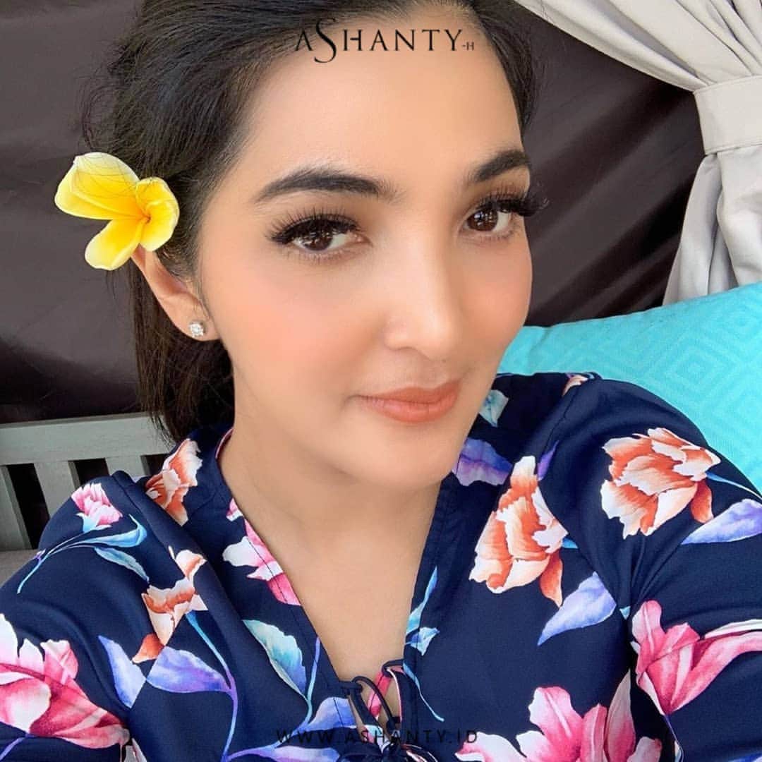 ASHANTY BEAUTY CREAM OFFICIALのインスタグラム：「Tampil lebih percaya diri dengan wajah cerah dan berseri ✨  Kunci utama untuk mendapatkan wajah bersih, cerah dan berseri adalah rajin dan konsisten dalam menggunakan skincare, Ashanty Beauty Cream adalah cream perawatan wajah terbaik dan tepat untuk merawat dan menutrisi kuliwajahmu 🙏🏻 Membuat wajah lebih sehat, cerah berseri, lembut, lembab, kencang dan kenyal ✨  Ada 3 jenis cream yang bisa kamu pilih dan sesuaikan dengan kebutuhan dan kondisi kulit wajahmu saat ini : • Acne Cream • Whitening Cream • Anti Aging Cream  _____________________________ Informasi dan pemesanan  Ashanty Beauty Cream Chat Via WA : WA: 081293823950 WA: 081287388885 WA: 085781140354 WA: 087778489900 ⚡️ Fast Respons Click Link On Bio Instagram @ashantyid ❣️ ______________________________ #ashantybeautycream #creamashanty #skincareashanty #skincare #skincareartis #skincarelokal #creamwajah #creamperawatanwajah #obatjerawat #jerawat #kosmetik #krimwajah #creamwajah #whiteningcream #ashantyid #ashanty」