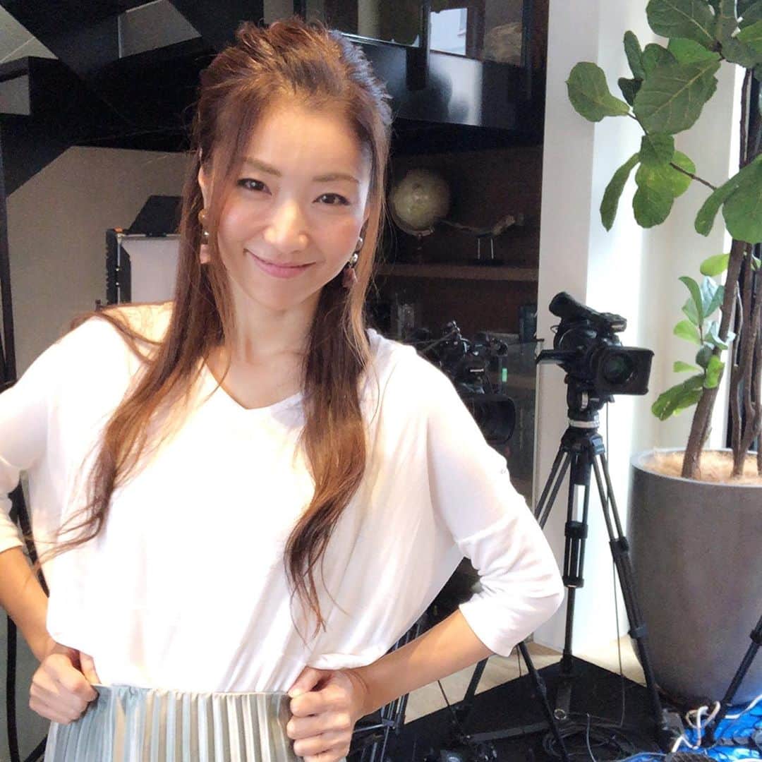 遠近由美子のインスタグラム：「イベントもロケも撮影も、仕様は様変わりしたけれど、少しずつ戻りつつある感じ。 .  「ままとおしごといっしょにいくー」と足にしがみついてくる双子さん達に胸がキュッとする朝もあるけれど、、 . お仕事を任せてもらえるのは、ありがたい☺️  更新が全然追いつかないけど、ママして、台本読んで、喋って、会社業務やって、あっち、こっちのドタバタとっちーしてます😂 . お仕事をさせてくれてありがと✨今日もいっぱい遊んでおいでー💕終わったらすぐにお迎え行くよ。 . . 仕事しててもドタバタ。子育てだけでもドタバタ。 きっとずっとこんな感じなんだろな。 . #ドタバタ劇 #働くママ #ワーママの日常 #双子ママ #双子育児 #登園コーデ #twins #twinstagram #双子姉妹  #2歳」