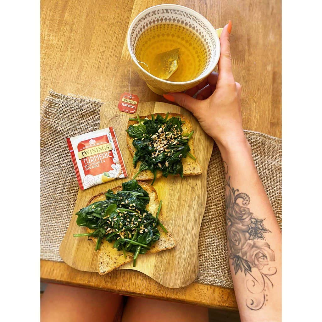 トレーシー・キスさんのインスタグラム写真 - (トレーシー・キスInstagram)「Today’s breakfast is fresh wilted spinach on gluten-free seeded toast topped with superseeds and pine nuts and accompanied by a cup of hot turmeric, orange and star anise tea 🧡 Perfect for a dark and chilly autumn morning to prepare me for a walk through the countryside. I love the transition in seasons when we go from cool fresh breakfasts to warm hearty meals to start our days. It’s good to bring variation to your diet and not fall into the trap of eating the same quick and convenient things everyday which can lead to stagnation and deficiency if you fail to supplement and get all of the essential vitamins and minerals that you need. Spinach is rich in vitamins A, C and K, magnesium, iron and manganese helping to benefit eye health, reduce oxidative stress and blood pressure 🙏🏼 #mybodyisatemple #healthybreakfast #veganfood #spinach #superfood」10月7日 15時36分 - tracykissdotcom