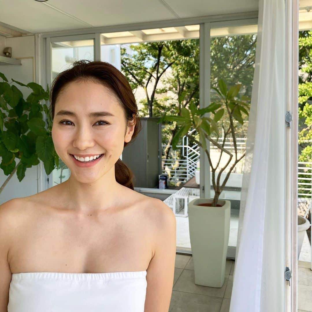 本多麻衣のインスタグラム：「先日の撮影にて📷✨﻿ ﻿ 私はレイナさんの芯のある女性を演出してくれるメイクが大好き💄✨﻿ この日もあんな話やこんな話をして時間があっという間な1日でした🌸﻿ 特に今年は本当にたくさんお世話になっております😌🌸✨﻿ いつもありがとうございます😆嬉しいっ✨﻿ ﻿ そして、以前お仕事をさせていただいたハリジェンヌの代表の光本先生にもお会いすると、育児をしながらも益々パワーアップされてる先生を拝見して、私もまだまだできるかも☺️と心動かされました✨﻿ ﻿ とっても久しぶりにお会いしたフォトグラファーの藤澤さんにお会いすると、マキアでお世話になってた頃の未熟すぎる自分を思い出し、初心にかえれました😌﻿ ﻿ そんな素晴らしいお三方とご一緒できて本当に大感謝な日でした〜😊✨﻿ ﻿ ﻿ ﻿ #model #modeling #japanesemodel #photographer #photomodel #shootingphoto #photooftheday #moodygrams #lookoftheday #モデル #ヘアメイク #動画撮影﻿ ﻿ ﻿」