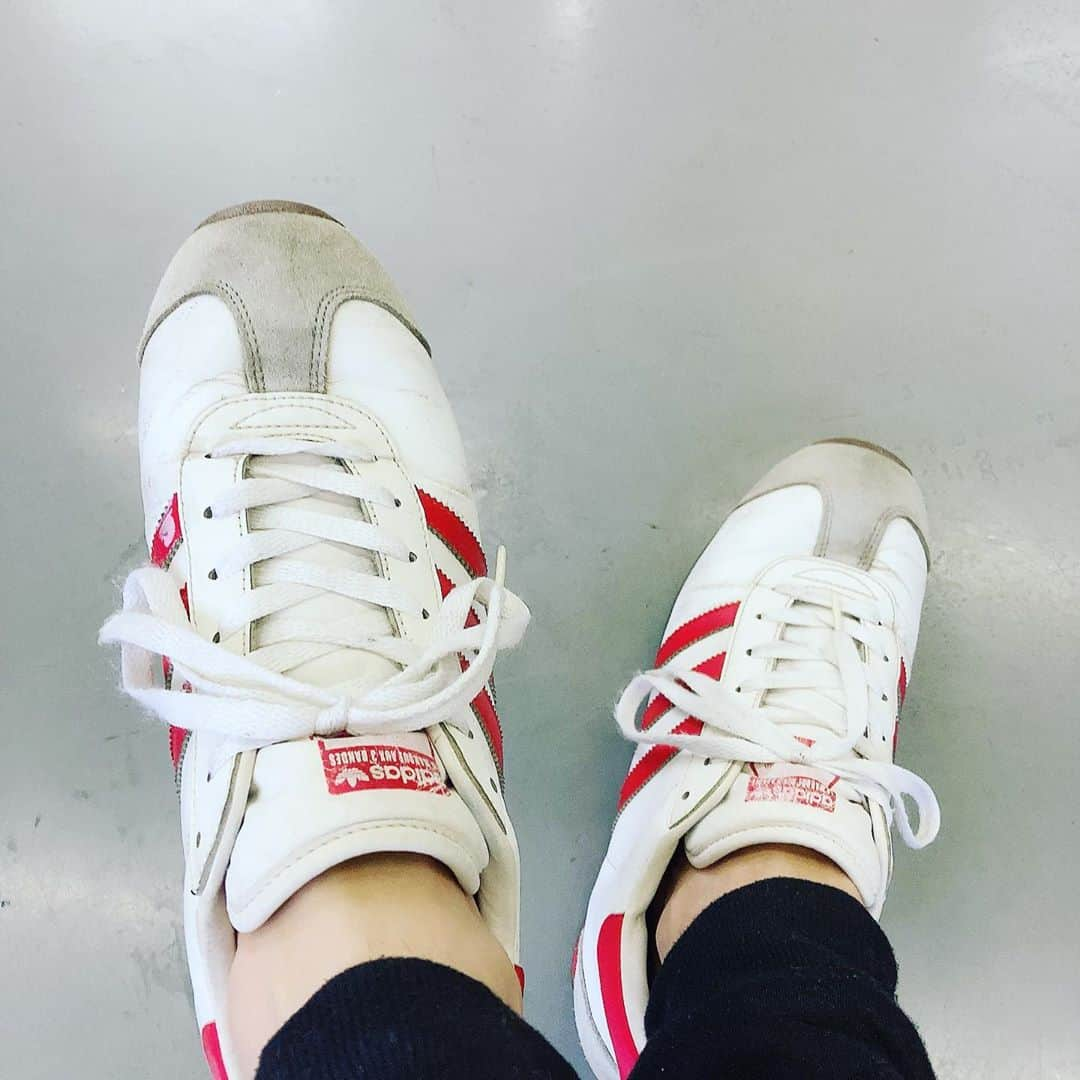 林伊織さんのインスタグラム写真 - (林伊織Instagram)「小雨の日には長年愛用のカントリーで。  #小雨 #adidas #カントリー #定番の緑も欲しいね」10月7日 15時45分 - iori_haya4