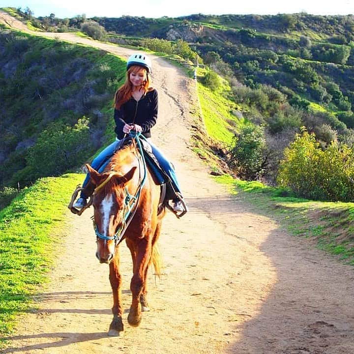 Arisa Nanaseさんのインスタグラム写真 - (Arisa NanaseInstagram)「最近乗馬したすぎてたまらない。笑　実は…小学生の時に乗馬５級ライセンスとったんだ😊💖 弟は馬にビビってた笑　こんな可愛いのにね！ 写真は数年前にアメリカで当時の彼とハリウッドサインの山を乗馬で散歩した時の😋✨ #la #乗馬　#名古屋　#馬好き　#ハリウッド　#デート　#自然」10月7日 15時50分 - arisa.nanase