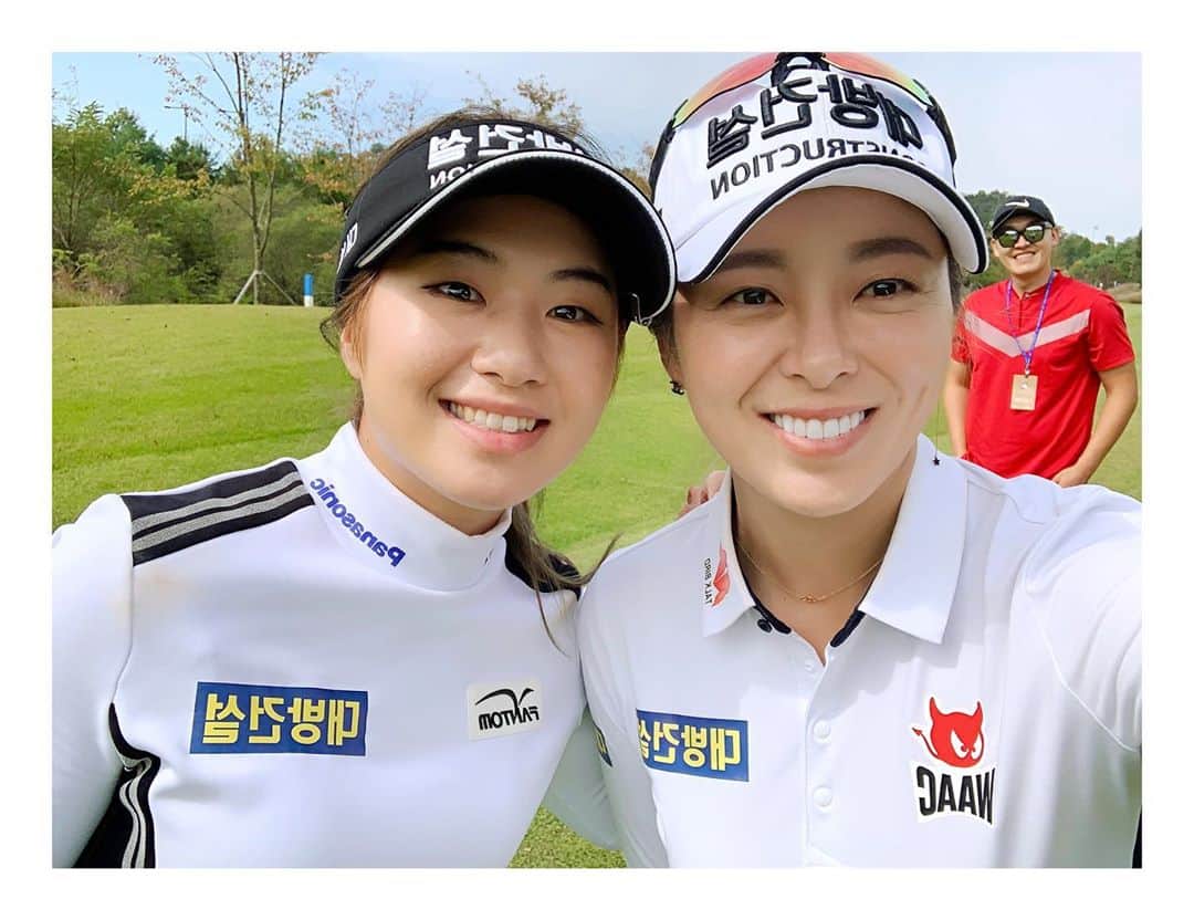 ハー・ミジョンのインスタグラム：「어쩌다보니 내일부터 시합.. 핫6와 함께한 연습라운드👍🏼  @__________6ix 내일 빠이팅! #깨알남편 #눈치게임실패 #대방건설 #화이팅」