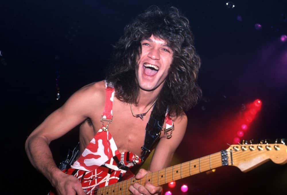 ワーナーミュージック・ジャパン洋楽さんのインスタグラム写真 - (ワーナーミュージック・ジャパン洋楽Instagram)「【Van Halen】 数々の名曲・名盤を世に送り出してきたヴァン・ヘイレンのギタリスト、エディ・ヴァン・ヘイレンが亡くなりました。 ・ R.I.P. エディ・ヴァン・ヘイレン… ・ 突然の訃報に、驚きと悲しみでいっぱいです。 エディさん、安らかにお眠りください。 ・ ワーナーミュージック・グループ、カタログ・チームのトップであるケヴィン・ゴアから今回の訃報に関するコメントが届いております。 =========== エディ・ヴァン・ヘイレンの訃報に、ワーナーミュージック・ファミリーは大きな悲しみに包まれています。彼の訃報は、ロックン・ロール、そして音楽シーン全体にとって、胸が張り裂けそうなくらいに大きな損失だと言えるでしょう。間違いなく、彼は偉大なギター・プレイヤーの一人であり、才能溢れるソングライターであり、また発明家でもあり、音楽史において大きな影響と革新をもたらしたアーティストとして記憶され続けます。1977年、当時のWarner Bros. Recordsと契約を交わし、以降ヴァン・ヘイレンは数十年にわたりチャートを賑わし、『VAN HALEN』と『1984』ではダイアモンド・ディスクを獲得するなど、世界的なスターダムで活躍し続けてきました。ワーナーミュージックは彼が遺してくれた偉大なる作品達に敬意を表すると同時に、音楽シーンと私たちの会社に多大なる貢献をしてきてくれた彼に感謝したいと思います。彼の息子であるウルフガング、兄弟のアレックス、彼の家族や友人、そして世界中のファンの皆様に、心からお悔やみを申し上げます。 ─ ケヴィン・ゴア　(President of Global Catalog, Recorded Music for Warner Music Group) ==========」10月7日 15時53分 - warnermusicjp_intl
