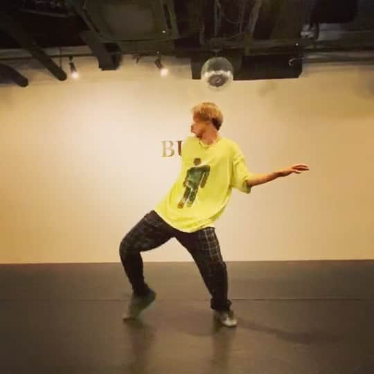 古幡亮（WATWING）のインスタグラム：「Dynamiteのダンスを ひとりで黙々とやってるだけの動画。笑 #ホソク兄さん担当させて頂きました。 I respect him. #bts#dynamite#dance#cover#dancecover#practice#dancepractice  #watwing#ryofuruhata #Tシャツはビリー」