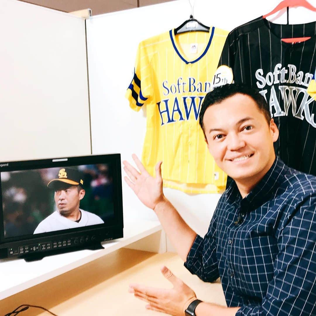 三好ジェームスのインスタグラム：「タダイマ！今日のスポーツコーナーは、同郷・石垣島出身、ホークスの嘉弥真投手の特集です☀️  16時35分頃からの放送です！  #嘉弥真新也 投手#福岡ソフトバンクホークス#ホークス#タダイマ#スポーツ#RKB#Ｊリポ」