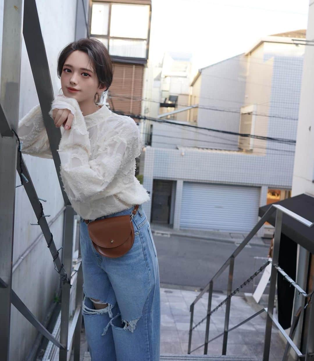のインスタグラム：「𓇠 𓂅 𓈒𓏸𓐍 𓇢 𓆸 𓍯 ☄︎﻿ At the turn of the season﻿ It's really difficult to choose the outfit﻿ I chose with full confidence in the morning﻿ For ripped jeans ❄︎❅❆　﻿ Autumn wind invading mercilessly﻿ …I get goose bumps & dry laugh﻿ ﻿ いつの間にか雨雲に﻿ 占領された青空෴﻿ 季節の変わり目の﻿ コーデ選び本当難しい﻿ 朝自信満々でチョイスした﻿ ダメージジーンズに﻿ 容赦なく侵入してくる秋風﻿ …鳥肌&苦笑い𓅮﻿ ﻿ ﻿ 不知不觉间流云占领了蓝天﻿ 我真的很晕𖦹换季时的穿搭﻿ 早上充满自信地选择了破洞牛仔﻿ 现在毫无防备的容忍着秋风的侵入﻿ …鸡皮疙瘩&苦笑的一天𖠋﻿ ﻿ #Rialife#季節の変わり目#曇り空#秋コーデ#秋風#netflix#fashion#autumnfashion#happinessisfree#hormonalhealth#peace#happinesseverywhere#nowyouknow#sustainable#instagood#chance#betterword#neverever#oneworld#loveislove ﻿」