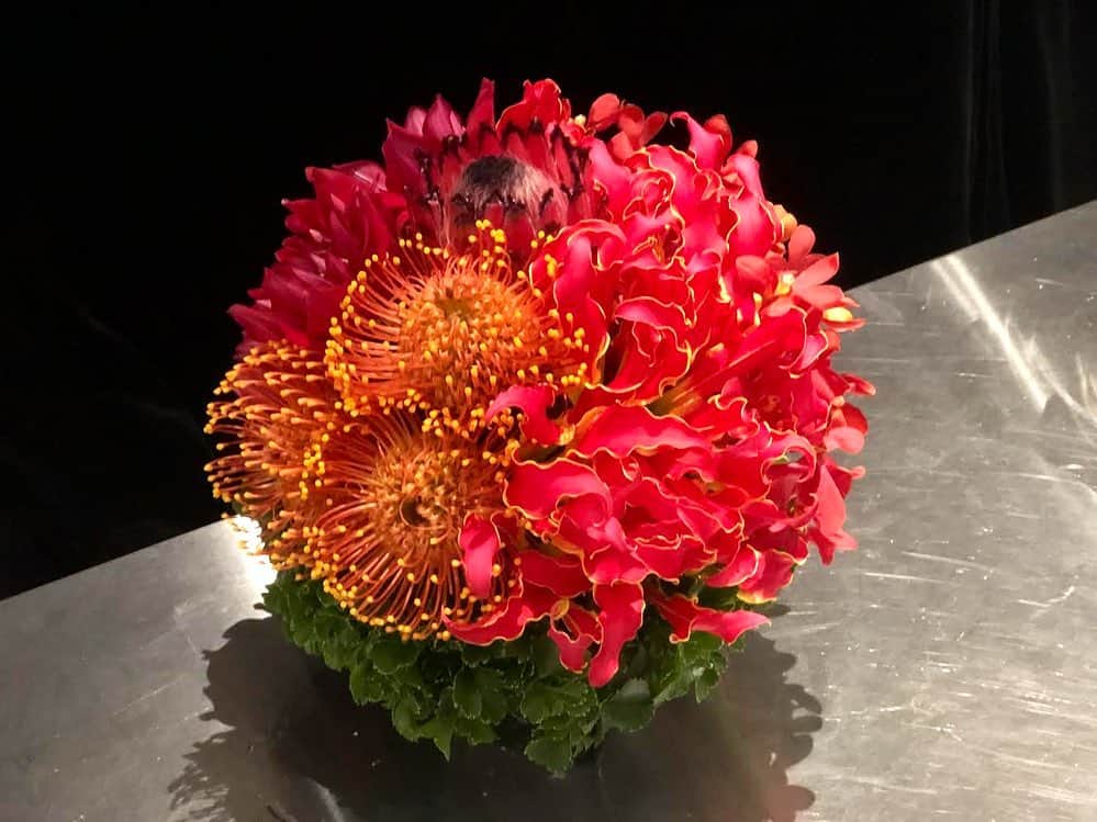 のインスタグラム：「グリーンに詳しいお友達に教えてもらったお花屋さん お相手のイメージでアレンジ考えてくださるのでワクワクします☺︎ 先日お誕生日プレゼント用にお願いして とても素敵だった。 自分用に作ってもらったらどんなのになるのかな…？ってふと思って いつか挑戦したいという欲が出ましたよ。。 贅沢！  #flower #arrengement  #florist #present #personal #image #original #art」