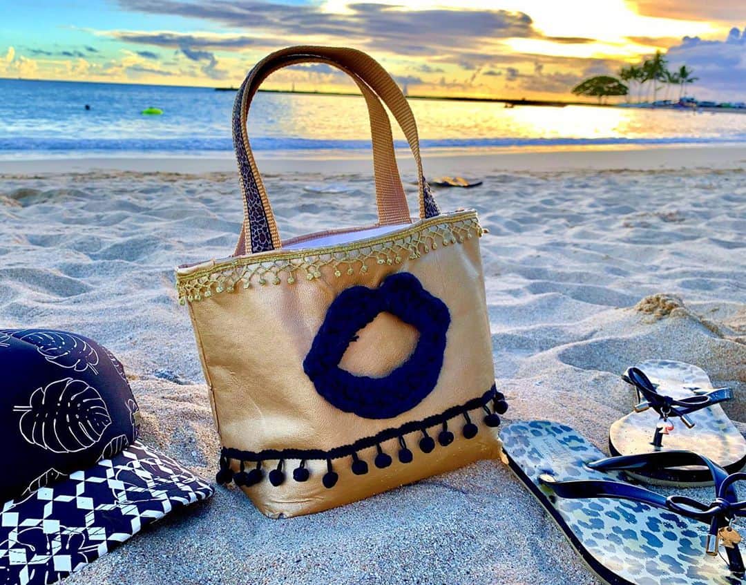 Moco Lima Hawaiiさんのインスタグラム写真 - (Moco Lima HawaiiInstagram)「Gold Lips Bag, Made by Moco  #afterwork#sunset#ocean#beach#fall#autumn#cold#water#quiet#calm#water#gold#black#mocolima#hawaii#designer#mylife#lifeisshort#lips#kiss#sandy#salty#モコリマハワイ#サンセット#海#仕事帰り#夕焼け#黄昏#綺麗#秋#静か」10月7日 15時58分 - mocolimahawaii