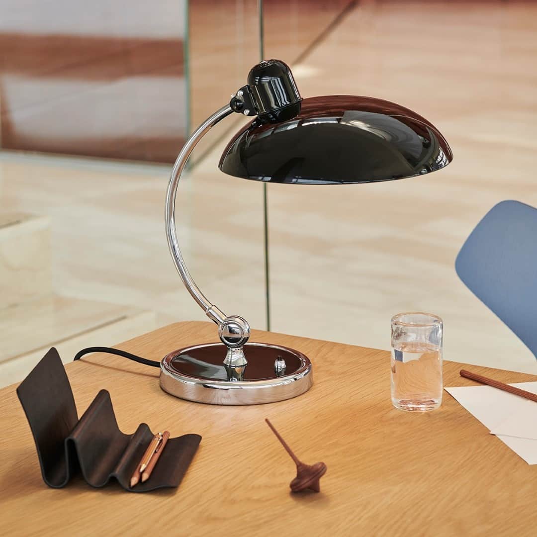 フリッツハンセンさんのインスタグラム写真 - (フリッツハンセンInstagram)「Characterised by Christian Dells’ vision and Bauhaus leadership, the elegant table lamp is good for home offices, professional spaces, and reading light.   Discover more via link in bio  #fritzhansen #kaiseridell #christiandell #lightingdecor #lightings #lightingdesign #Interiordesign #tabledecor #프리츠한센  #フリッツハンセン」10月7日 16時00分 - fritzhansen